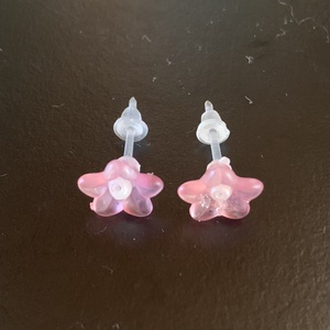 Kis műanyag virág bedugós fülbevaló, rózsaszín virág fül ékszer, szilikon bedugós fülbevaló rózsaszín virág - Meska.hu