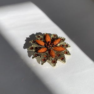 Vintage BROSS az 1980-as évekből, gyönyörű elegáns strasszos kitűző, pin szövetkabátra, blúzra,  blézerre - ékszer - kitűző és bross - kitűző - Meska.hu