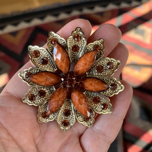 Vintage BROSS az 1980-as évekből, gyönyörű elegáns strasszos kitűző, pin szövetkabátra, blúzra,  blézerre - ékszer - kitűző és bross - kitűző - Meska.hu