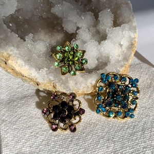 3 db Vintage BROSS az 1980-as évekből, gyönyörű elegáns strasszos kitűző, pin szövetkabátra, blúzra,  blézerre - ékszer - kitűző és bross - kitűző - Meska.hu