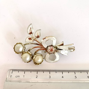 Gyöngyvirág Vintage ékszer, régi BROSS az 1970es évekből, gyönyörű elegáns strasszos kitűző, pin szövetkabátra, blúzra - ékszer - kitűző és bross - kitűző - Meska.hu