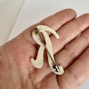 R betű BROSS az 1980-as évekből, hangulatos régi kezdőbetű kitűző, pin szövetkabátra, blúzra,  blézerre - ékszer - kitűző és bross - kitűző - Meska.hu
