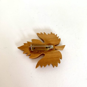 Vintage falevél BROSS az 1980-as évekből, hangulatos régi fa kitűző, pin szövetkabátra, blúzra,  blézerre fából - ékszer - kitűző és bross - kitűző - Meska.hu