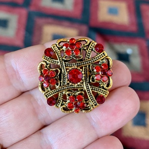 Vintage csillogó piros BROSS az 1990-es évekből, gyönyörű elegáns strasszos kitűző, pin szövetkabátra, blúzra,  blézerre - ékszer - kitűző és bross - kitűző - Meska.hu