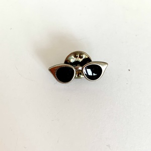 NAPSZEMCSI Vintage MINI BROSS az 1990-es évekből, vidám fém kitűző, pin farmerdzsekire, táskára, kabátra, táska pin - ékszer - kitűző és bross - Meska.hu