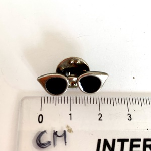 NAPSZEMCSI Vintage MINI BROSS az 1990-es évekből, vidám fém kitűző, pin farmerdzsekire, táskára, kabátra, táska pin - ékszer - kitűző és bross - Meska.hu