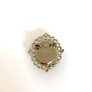 Kámea NŐI FEJ BROSS az 1990-es évekből, régebbi elegáns műanyag kitűző, pin szövetkabátra, blúzra,  blézerre - ékszer - kitűző és bross - kitűző - Meska.hu