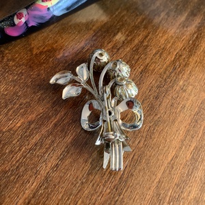 Gyöngyvirág Vintage ékszer, régi BROSS az 1970es évekből, gyönyörű elegáns strasszos kitűző, pin szövetkabátra, blúzra - ékszer - kitűző és bross - kitűző - Meska.hu