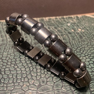 Férfi vagy UNISEX karkötő ásvány szemekből, 17 cm hematit magnetit fekete mágneses vintage karperec férfiaknak vasból - ékszer - karkötő - gyöngyös karkötő - Meska.hu