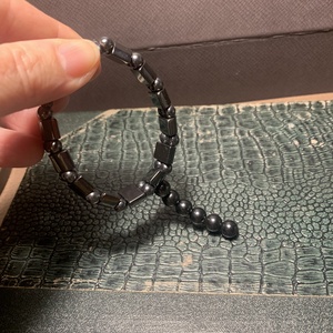 Férfi vagy UNISEX karkötő ásvány szemekből, 15 cm hematit magnetit fekete mágneses vintage karperec férfiaknak vasból - ékszer - karkötő - gyöngyös karkötő - Meska.hu