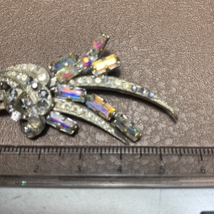 Csupa kristály Vintage BROSS az 1960-as évekből, gyönyörű elegáns strasszos kitűző, pin szövetkabátra, blúzra,  blézerre - ékszer - kitűző és bross - kitűző - Meska.hu