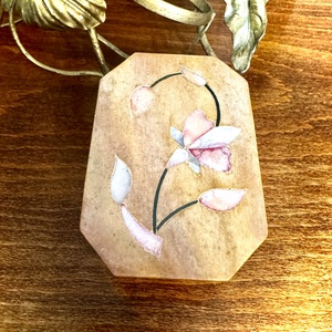 Indiai faragott zsírkő doboz intarziás kagyló mintával, régi kő ládika, ékszeres vagy kincses láda - Meska.hu