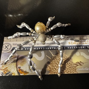 Gyöngy pók - halloween dekoráció - félelmetes nagy 13cm-es pók gyöngyből, fali dísz, ablak dísz, ijesztő dekoráció falra - otthon & életmód - dekoráció - kép & falikép - kavics kép - Meska.hu