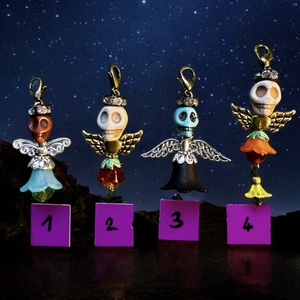 Ed Hardy stílusú charms, Frida Kahlo medál, vidám koponya fityegő, Sugar Skull charm karkötőre, nyakláncra, kulcstartóra - ékszer - karkötő - charm karkötő - Meska.hu
