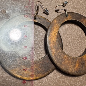 Nagy fa fülbevaló karika, 6,3 cm átmérő - bronz szín akasztóval, fa ékszer, feltűnő egyedi fa karika fülbevaló - ékszer - fülbevaló - lógó fülbevaló - Meska.hu