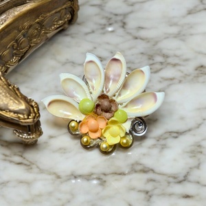 Kagyló virág Vintage BROSS az 1980-as évekből, gyönyörű elegáns strasszos kitűző, pin szövetkabátra, blúzra,  blézerre, Ékszer, Kitűző és Bross, Kitűző, Ékszerkészítés, MESKA
