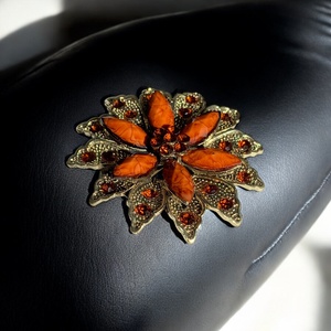 Nagy retro BROSS az 1980-as évekből, gyönyörű elegáns strasszos kitűző, pin szövetkabátra, blúzra,  blézerre - ékszer - kitűző és bross - kitűző - Meska.hu