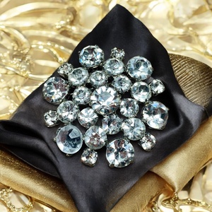 Vintage BROSS az 1980-as évekből, gyönyörű elegáns strasszos kitűző, pin szövetkabátra, blúzra,  blézerre - ékszer - kitűző és bross - kitűző - Meska.hu