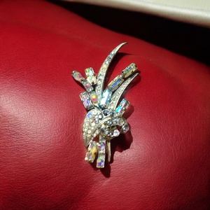 Csupa kristály Vintage BROSS az 1960-as évekből, gyönyörű elegáns strasszos kitűző, pin szövetkabátra, blúzra,  blézerre, Ékszer, Kitűző és Bross, Kitűző, Ékszerkészítés, MESKA