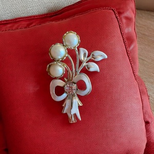 Gyöngyvirág Vintage ékszer, régi BROSS az 1970es évekből, gyönyörű elegáns strasszos kitűző, pin szövetkabátra, blúzra - ékszer - kitűző és bross - kitűző - Meska.hu