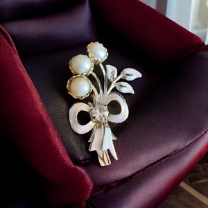 Gyöngyvirág Vintage ékszer, régi BROSS az 1970es évekből, gyönyörű elegáns strasszos kitűző, pin szövetkabátra, blúzra - ékszer - kitűző és bross - kitűző - Meska.hu