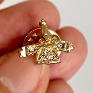 ARANY BOHÓC Vintage MINI BROSS az 1990-es évekből, vidám fém kitűző, pin farmerdzsekire, táskára, kabátra, táska pin - ékszer - kitűző és bross - kitűző - Meska.hu