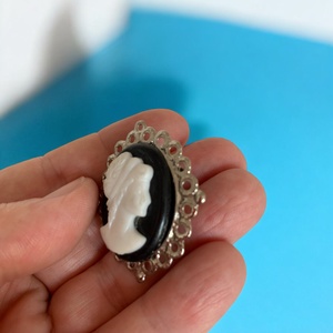 Kámea NŐI FEJ BROSS az 1990-es évekből, régebbi elegáns műanyag kitűző, pin szövetkabátra, blúzra,  blézerre - ékszer - kitűző és bross - kitűző - Meska.hu