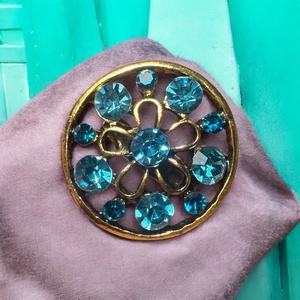 Kis retro kék BROSS az 1980-as évekből, gyönyörű elegáns strasszos kitűző, pin szövetkabátra, blúzra,  blézerre - ékszer - kitűző és bross - kitűző - Meska.hu