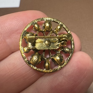 Kis retro kék BROSS az 1980-as évekből, gyönyörű elegáns strasszos kitűző, pin szövetkabátra, blúzra,  blézerre - ékszer - kitűző és bross - kitűző - Meska.hu