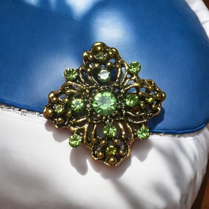 Kis retro zöld BROSS az 1980-as évekből, gyönyörű elegáns strasszos kitűző, pin szövetkabátra, blúzra,  blézerre - Meska.hu