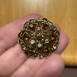 Szép retro barna BROSS az 1980-as évekből, gyönyörű elegáns strasszos kitűző, pin szövetkabátra, blúzra,  blézerre - ékszer - kitűző és bross - kitűző - Meska.hu