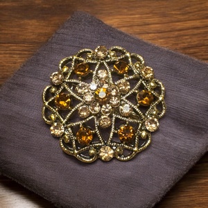 Szép retro barna BROSS az 1980-as évekből, gyönyörű elegáns strasszos kitűző, pin szövetkabátra, blúzra,  blézerre - Meska.hu