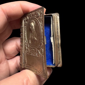 Régi rózsafüzér vagy kereszt tartó ezüst vagy ezüstözött szelence, kis ezüst doboz, régi vallási emlék, Egyházi relikvia - otthon & életmód - vallás - kereszt - Meska.hu