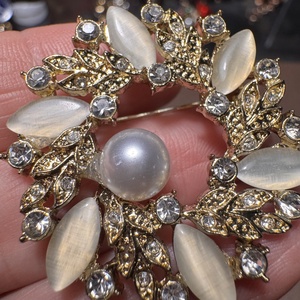 Vintage BROSS az 1980-as évekből, gyönyörű elegáns strasszos kitűző, pin szövetkabátra, blúzra,  blézerre - ékszer - kitűző és bross - Meska.hu