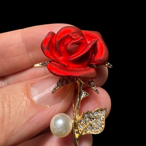 Vintage BROSS az 1980-as évekből, gyönyörű elegáns strasszos kitűző, pin szövetkabátra, blúzra,  blézerre - ékszer - kitűző és bross - Meska.hu