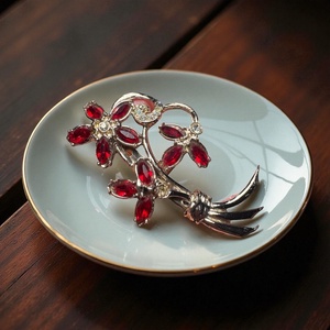 Virág Vintage BROSS az 1980-as évekből, gyönyörű elegáns strasszos kitűző, pin szövetkabátra, blúzra,  blézerre, Ékszer, Kitűző és Bross, Ékszerkészítés, Vintage BROSS az 1970/1980-as évekből.
Gyönyörű elegáns strasszos kitűző szövetkabátra, blúzra,  bl..., MESKA