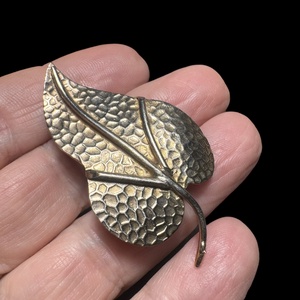 Arany falevél Vintage BROSS az 1980-as évekből, gyönyörű elegáns strasszos kitűző, pin szövetkabátra, blúzra,  blézerre - ékszer - kitűző és bross - Meska.hu