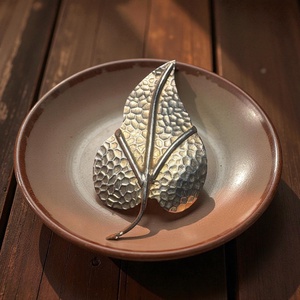 Arany falevél Vintage BROSS az 1980-as évekből, gyönyörű elegáns strasszos kitűző, pin szövetkabátra, blúzra,  blézerre - ékszer - kitűző és bross - Meska.hu