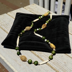 Retro kerámia nyaklánc szép feltűnő zöld, bézs és aranyfestett szemekből, vintage kerámia nyakék - ékszer - nyaklánc - bogyós nyaklánc - Meska.hu