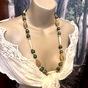 Retro kerámia nyaklánc szép feltűnő zöld, bézs és aranyfestett szemekből, vintage kerámia nyakék - ékszer - nyaklánc - bogyós nyaklánc - Meska.hu