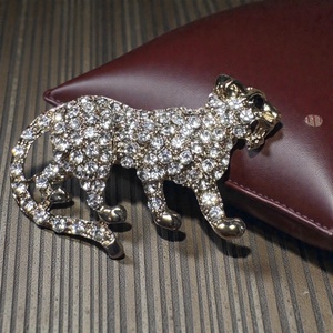 Nagymacska Vintage BROSS az 1980-as évekből, gyönyörű elegáns strasszos kitűző, pin szövetkabátra, blúzra,  blézerre - ékszer - kitűző és bross - Meska.hu