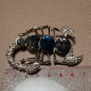 Skorpió Vintage BROSS az 1980-as évekből, gyönyörű elegáns strasszos kitűző, pin szövetkabátra, blúzra,  blézerre - ékszer - kitűző és bross - Meska.hu