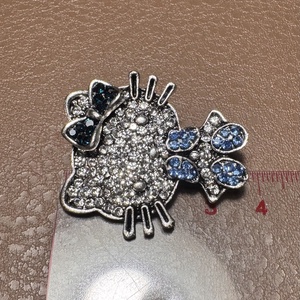 Hello Kitty cica BROSS az 1980-as évekből, gyönyörű elegáns strasszos kitűző, pin szövetkabátra, blúzra,  blézerre - ékszer - kitűző és bross - Meska.hu