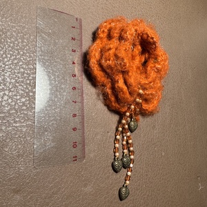 Horgolt gyapjú virág retro BROSS, gyönyörű elegáns kitűző, pin szövetkabátra, blúzra,  blézerre, vintage kitűző - ékszer - kitűző és bross - Meska.hu