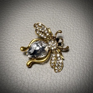 Retro BROSS az 1980-as évekből, gyönyörű elegáns strasszos kitűző, pin szövetkabátra, blúzra,  blézerre szép kitűző - ékszer - kitűző és bross - Meska.hu