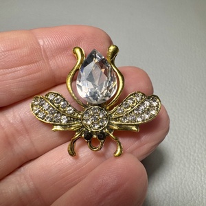 Retro BROSS az 1980-as évekből, gyönyörű elegáns strasszos kitűző, pin szövetkabátra, blúzra,  blézerre szép kitűző - ékszer - kitűző és bross - Meska.hu