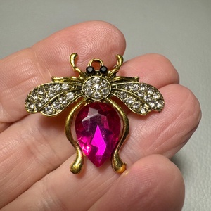 Retro BROSS az 1980-as évekből, gyönyörű elegáns strasszos kitűző, pin szövetkabátra, blúzra,  blézerre szép kitűző - ékszer - kitűző és bross - Meska.hu