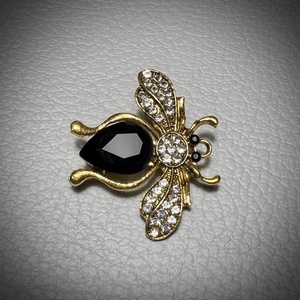 Retro BROSS az 1980-as évekből, gyönyörű elegáns strasszos kitűző, pin szövetkabátra, blúzra,  blézerre szép kitűző - ékszer - kitűző és bross - Meska.hu