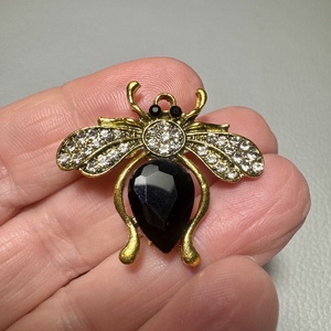 Retro BROSS az 1980-as évekből, gyönyörű elegáns strasszos kitűző, pin szövetkabátra, blúzra,  blézerre szép kitűző - ékszer - kitűző és bross - Meska.hu