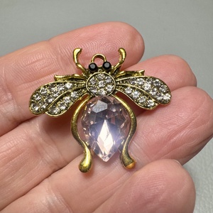 Retro BROSS az 1980-as évekből, gyönyörű elegáns strasszos kitűző, pin szövetkabátra, blúzra,  blézerre szép kitűző - ékszer - kitűző és bross - Meska.hu